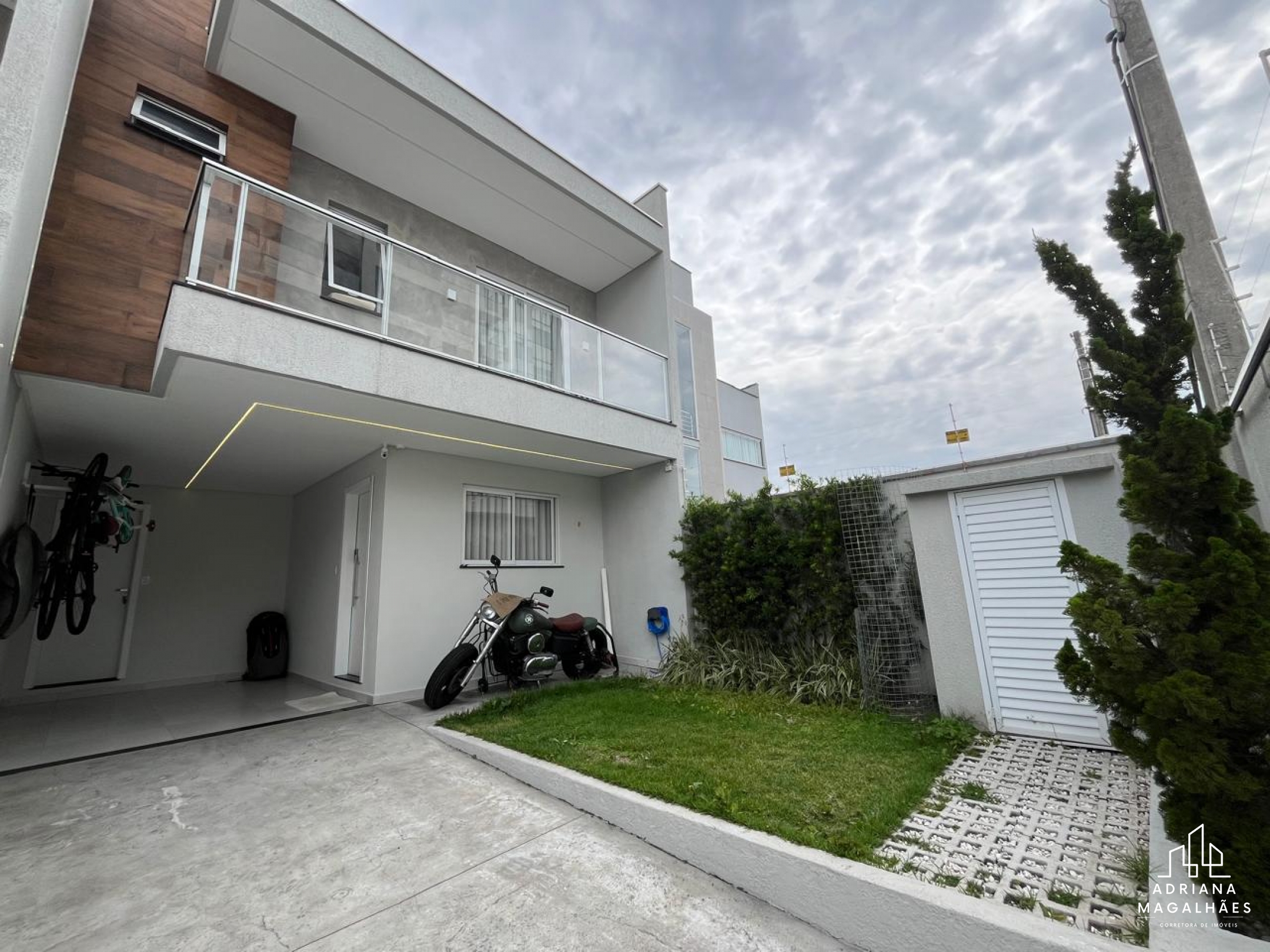 VENDA: Casa com 3 dormitórios no Bairro Dom Bosco - Viva com conforto e sofisticação em uma casa completa, perfeita para momentos inesquecíveis em família.  Ampla, elegante e pronta para morar, com tudo o que você sempre sonhou. - Casas | Adriana Magalhães Corretora CRECI 35.366